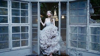 Taylor Swift Gets a Taste of Magic in 'Wonderstruck' Commercial