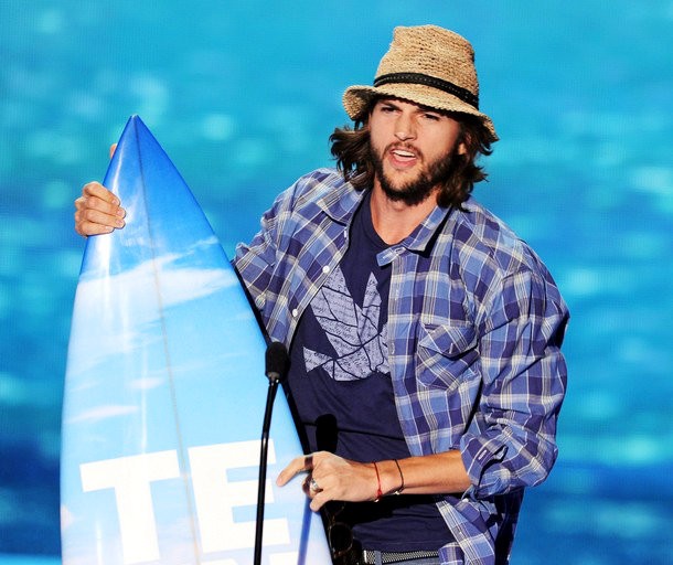 2011 Teen Choice Awards: Ashton Kutcher Sings 'Teenage Dream'