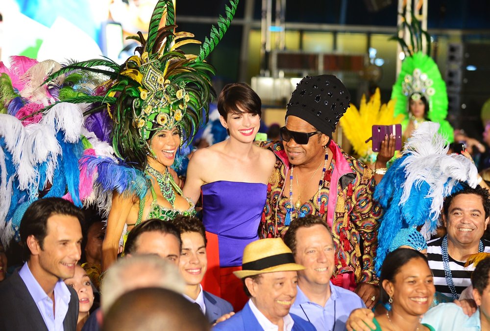 Anne Hathaway, Carlinhos Brown