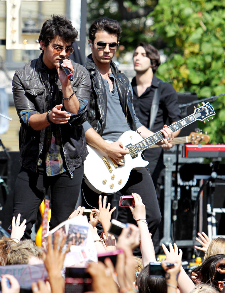 Joe Jonas, Kevin Jonas, Jonas Brothers