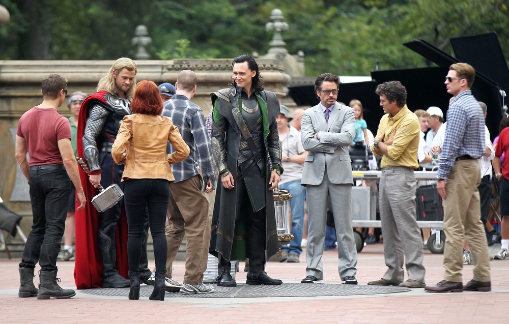 Jeremy Renner, Chris Hemsworth, Scarlett Johansson, Tom Hiddleston, Robert Downey Jr., Mark Ruffalo, Chris Evans