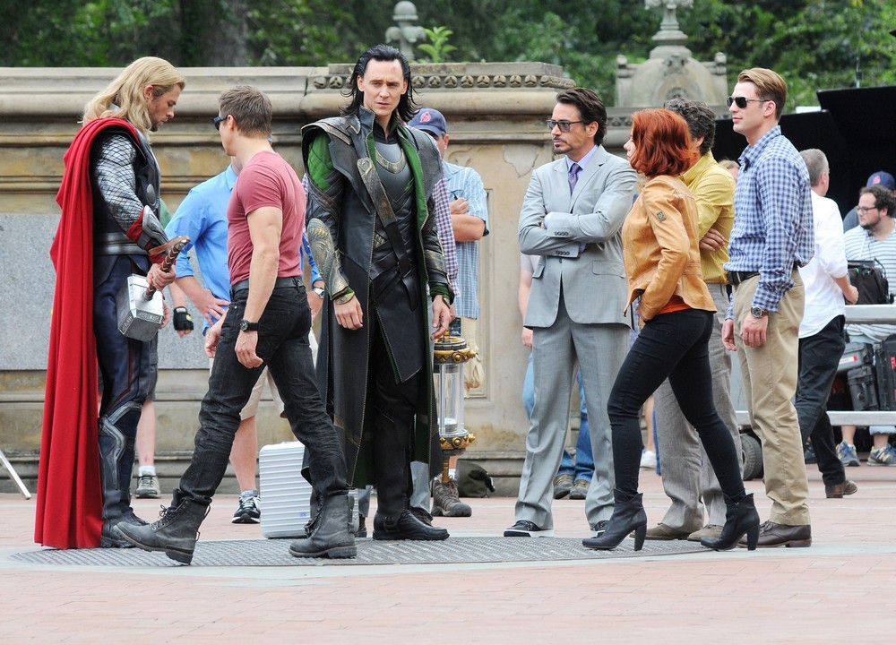 Jeremy Renner, Chris Hemsworth, Scarlett Johansson, Tom Hiddleston, Robert Downey Jr., Mark Ruffalo, Chris Evans