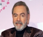 Neil Diamond Gets Standing Ovation for Stage Return Two Years After Retirement