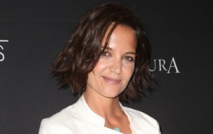 Still Grounded: Katie Holmes Blends In With Commuters on Subway