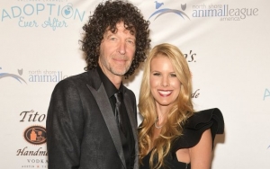 Watch: Howard Stern Renews Wedding Vows With Wife on 'Ellen' 