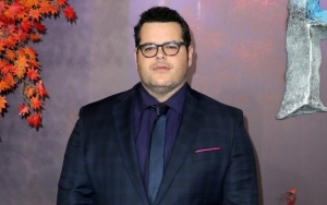 Josh Gad Becomes Expert at Cleaning Bathroom During Lockdown