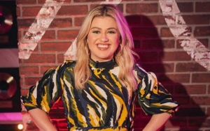 Kelly Clarkson Describes 2020 as 'Challenging, Overwhelming' Year After Divorce 
