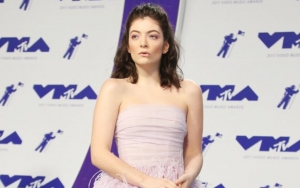 Lorde Sparks Engagement Rumors With BF Justin Warren After Flaunting Diamond Ring