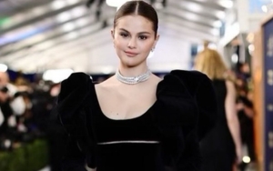 Selena Gomez Goes Barefoot to Present SAG Award After Stumbling in Her Heels