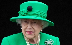 Queen Elizabeth II Makes Surprise Appearance at Buckingham Palace as Jubilee Pageant Ends