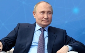 Video Shows Vladimir Putin Unable to Use Right Arm Amid Rumors He Has Cancer