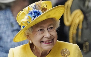Royal Guard Collapses in Front of Queen Elizabeth's Coffin