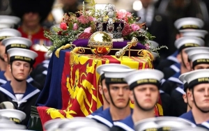 Queen Elizabeth's Grave Marked With Simple Black Stone