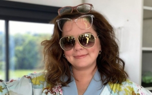 Melissa McCarthy Sunbathed With 'Baby Oil and Tinfoil' to Make Herself 'Tan Better'