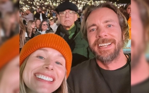 Tom Hanks Hilariously Photobombs Kristen Bell and Dax Shepard at Shania Twain's Concert