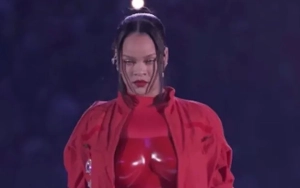 Rihanna Couldn't Zip Up Her Outfit at Super Bowl, Forcing Her to Announce Pregnancy on Stage