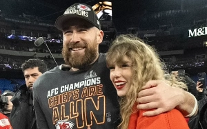Taylor Swift Looks Giddy as Travis Kelce Points to Her After Big Catch at Chiefs Game
