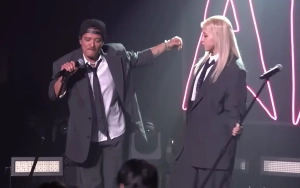 ROSE and Bruno Mars Light Up MAMA Awards With Electrifying 'APT.' Performance