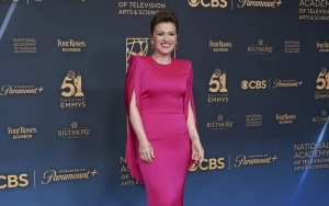 Kelly Clarkson's Son Steals Spotlight with Frank Sinatra Rendition