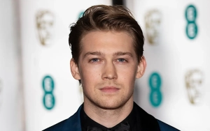 Taylor Swift's Ex Joe Alwyn Looks Somber After Christmas