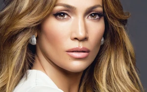 Jennifer Lopez Reveals Her Own Vintage Couture Stunner at Golden Globes
