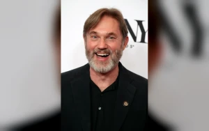 Major Cinema Leader Backs Paramount Over Netflix in Warner Bros. Battle