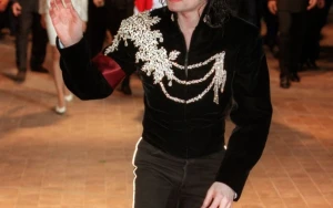 Michael Jackson’s Essential Album Tops UK Charts for Second Week Running