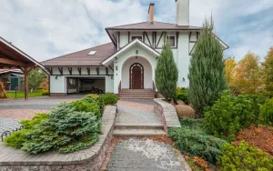 How to Design a Low Maintenance Front Yard That Looks Great