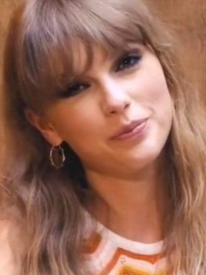 Taylor Swift Suffered Nasty Coughing Fit After Accidentally Swallowing Bug Onstage