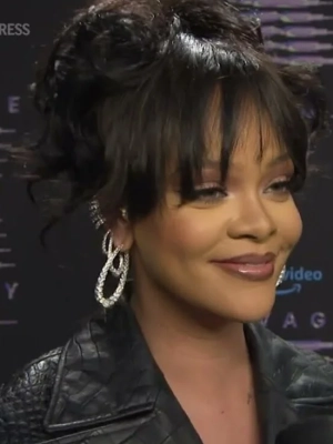 Rihanna Covers Her Stomach Amid Rumor She's Expecting Baby No. 3