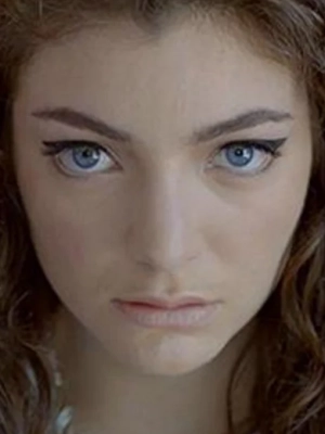 Lorde Apologizes After Police Shut Down Surprise NYC Park Gig 