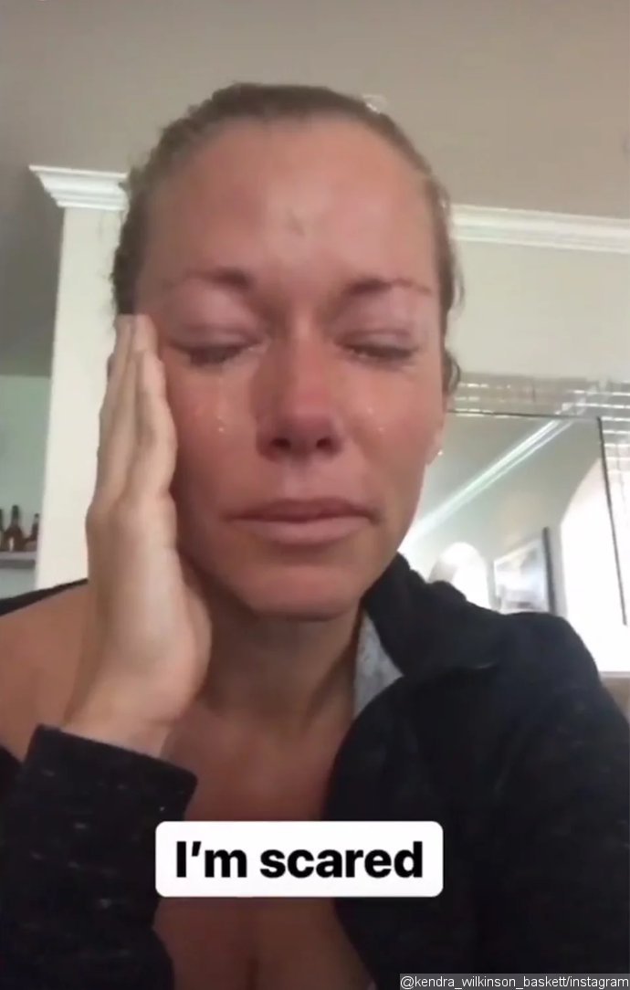 Kendra Wilkinson hints at divorce