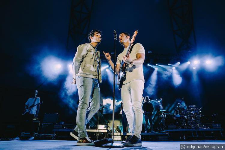 Joe and Nick Jonas Cause Fan Frenzy With Joint Performance