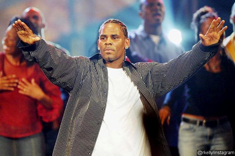 R. Kelly Keeps Concert Going On Despite Protest, Thanks Fans for Support