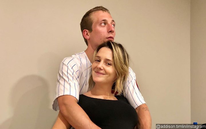 Jeremy Allen White Shares Intimate Moment With Newborn Daughter