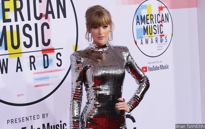 This is the Secret to Taylor Swiftâ€™s red lips!