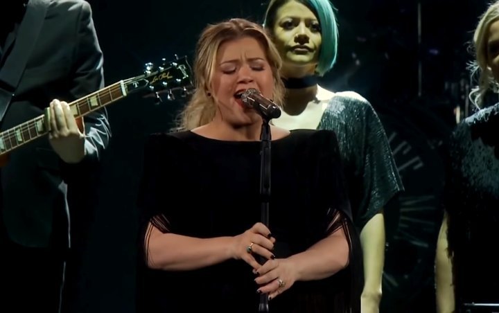 Kelly Clarkson Causes Fans Frenzy With Cover of Lady GaGa's 'Shallow'