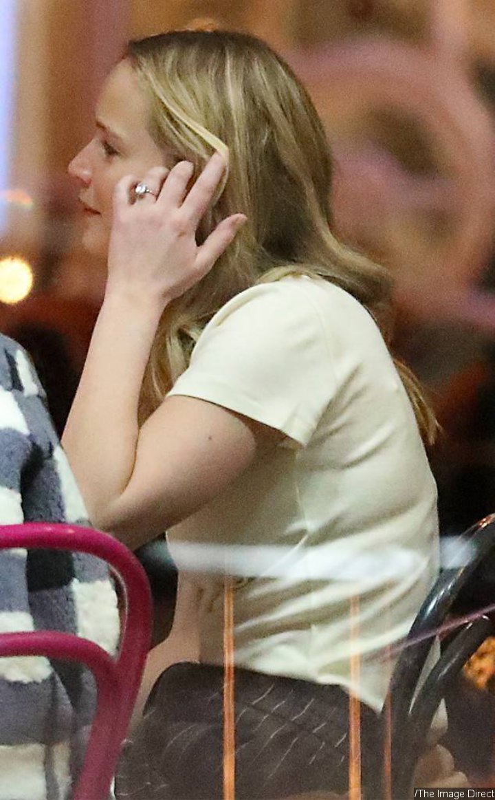 Jennifer Lawrence Gives First Clear Look at Her Engagement Ring