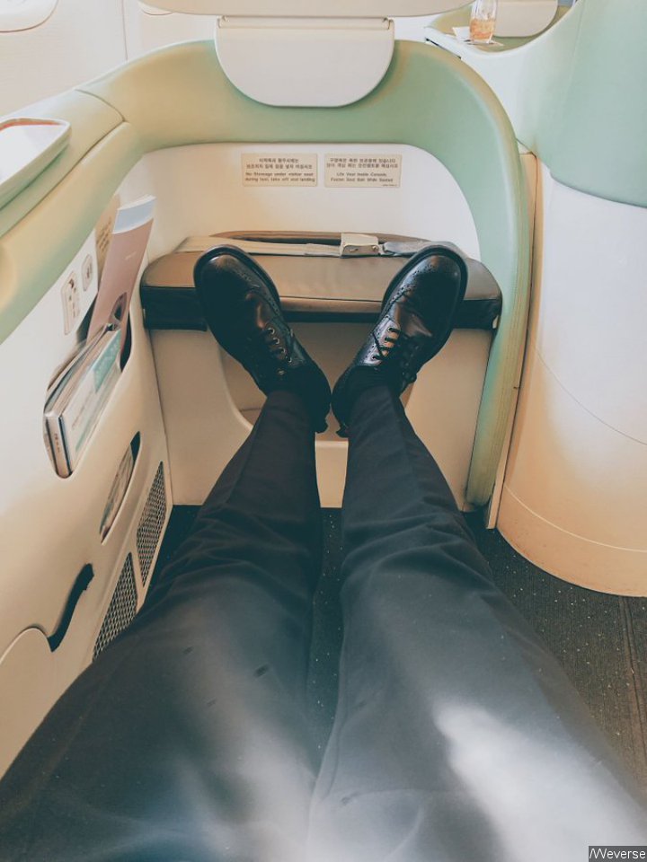 Jimin Posted Photo of His Legs on Weverse