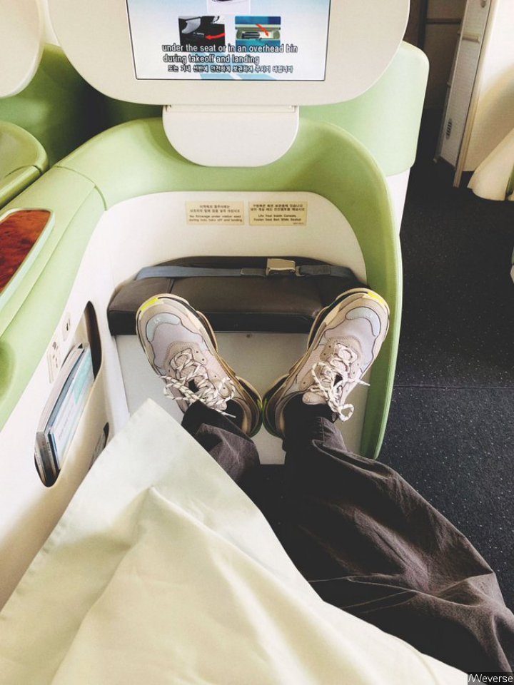 Jungkook Posted Photo of His Legs on Weverse