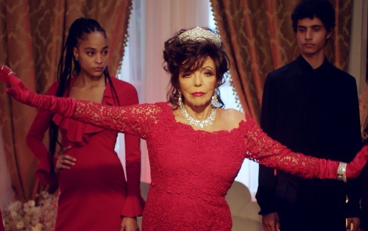 Joan Collins Calls Street Fashion Trend 'Unflattering' and 'Tragic'