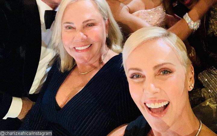 Charlize Theron Photobombed by Tom Hanks, Regina King and More in Epic Oscars Selfie