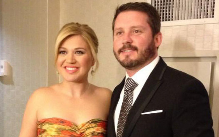 Kelly Clarkson and Estranged Husband Agree to Settle Child Support Privatel...