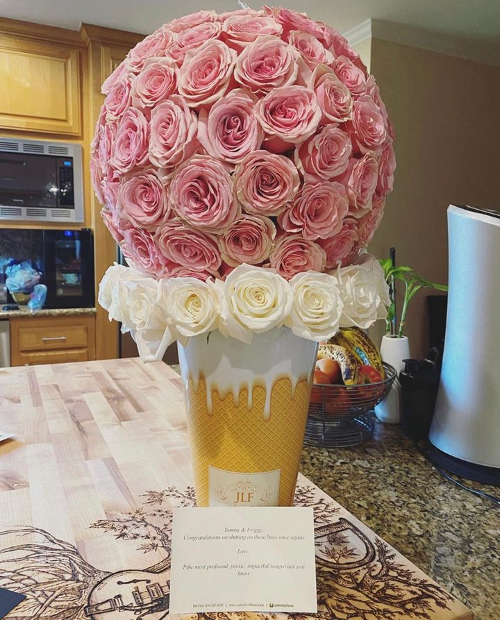 Ariana Grande sends flowers to Selena Gomez