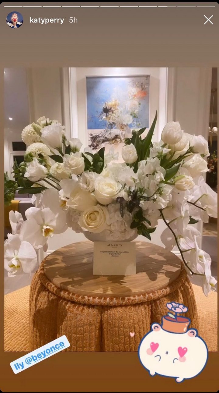 Katy Perry shows flowers from Beyonce
