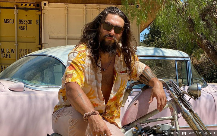 Shirtless Jason Momoa Stranded in the Desert as His Car's 'Broken Down'