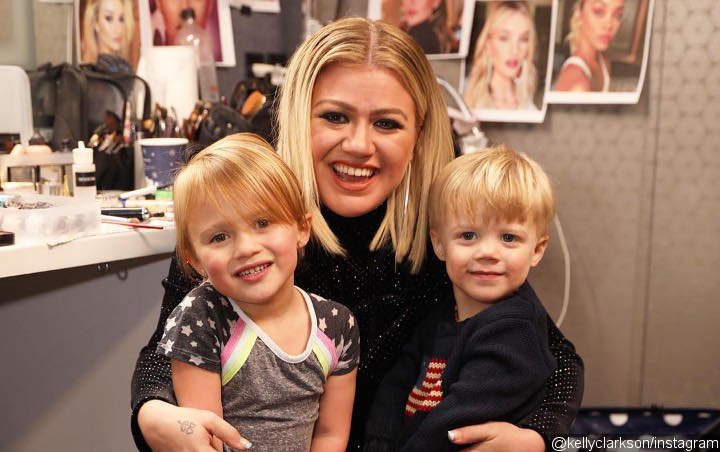 Kelly Clarkson Provides Children With Therapists to Ease Effects of Her Divorce