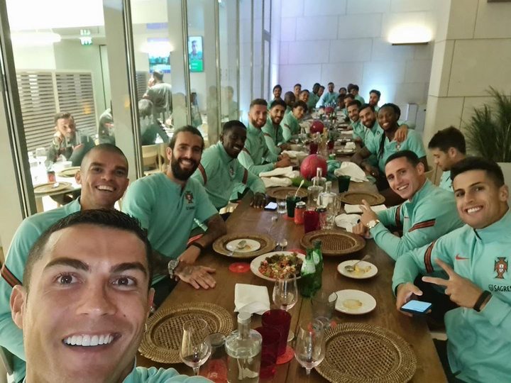 Cristiano Ronaldo and his teammates have a meal together