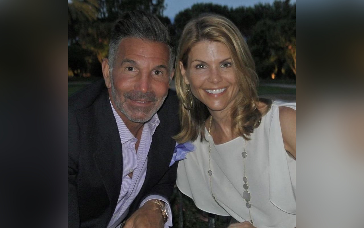 Lori Loughlin's Husband Checks Into Prison to Begin Jail Sentence in College Admissions Scam