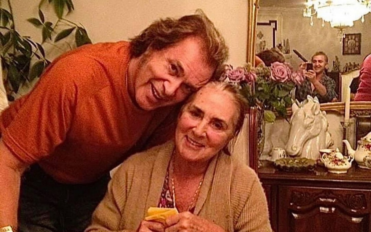 Engelbert Humperdinck Asks Fans to Pray for Wife Amid Struggles With Covid-19 and Alzheimer's